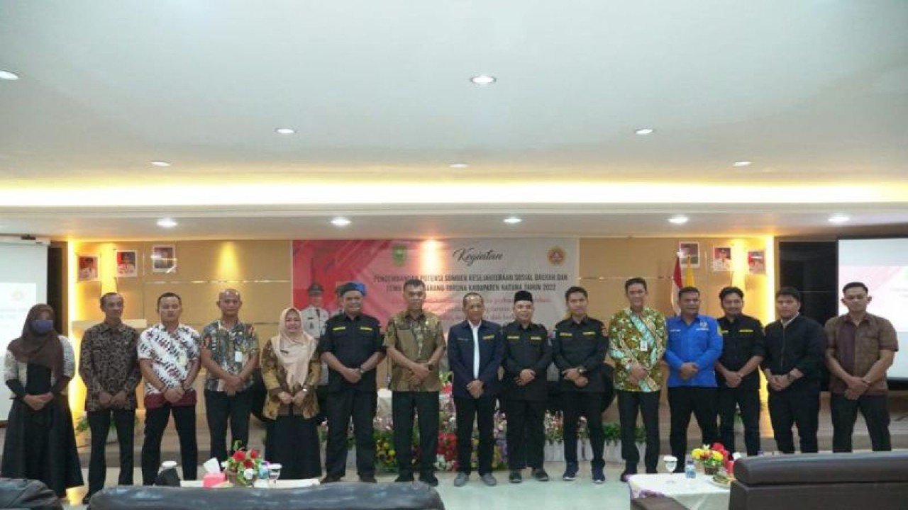 Foto Bupati Natuna Wan Siswandi bersama Karang Taruna Kabupaten Natuna saat kegiatan Pengembangan Potensi Sumber Kesejahteraan Sosial Daerah dan Temu Karya Karang Taruna Kabupaten Natuna Tahun 2022 di Ranai, Natuna, Kamis (24/11/2022). (ANTARA/HO-Kominfo Natuna)