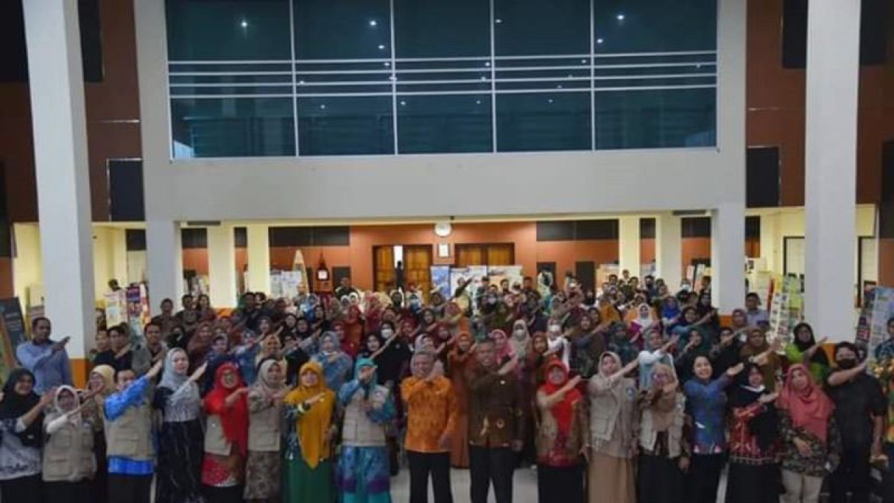 Bupati Kubu Raya Muda Mahendrawan berfoto bersama para guru penggerak pada kegiatan Gelar Karya Aksi Nyata Platform Merdeka Mengajar (PMM) dalam rangkaian Peringatan Hari Guru Nasional 2022, Jumat (25/11/2022). (ANTARA/Rendra Oxtora)