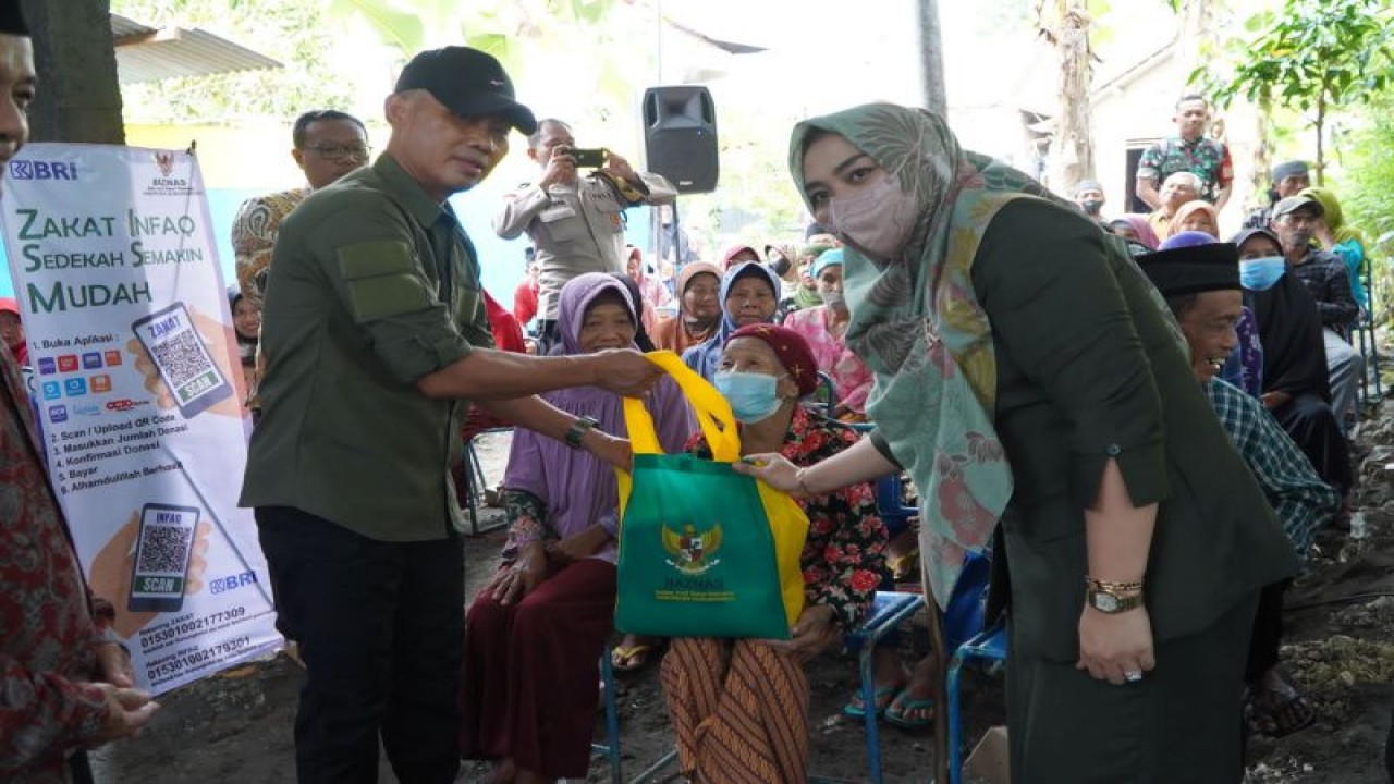 Bupati Gunungkidul Sunaryanta menyerahkan paket sembako kepada warga kurang mampu. (ANTARA/HO-Humas Pemkab Gunungkidul)