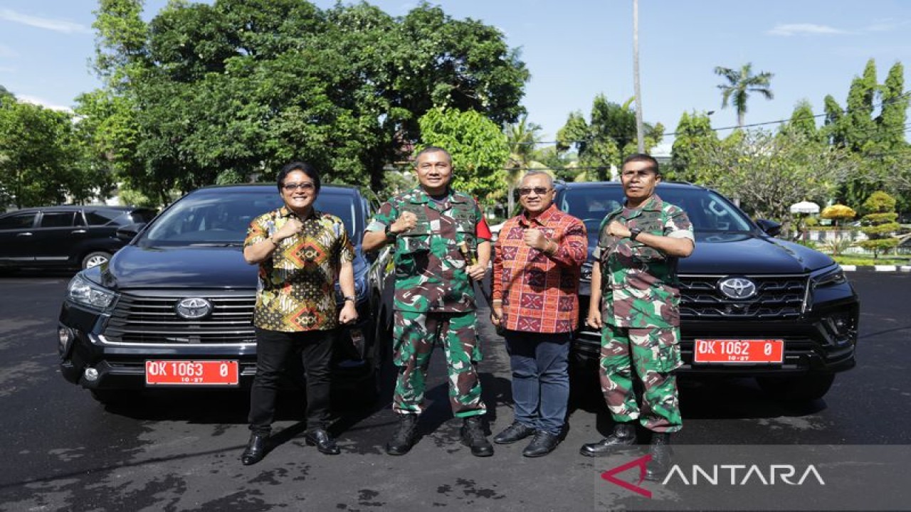 Bupati Badung I Nyoman Giri Prasta bersama Ketua DPRD Badung Putu Parwata menyerahkan kendaraan dinas operasional untuk jajaran TNI/Polri. ANTARA/HO-Pemkab Badung