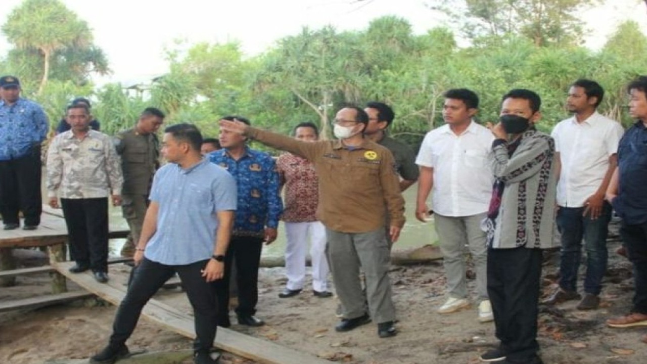 Bupati Bangka Tengah, Algafry Rahman saat meninjau lokasi pembangunan dermaga nelayan di Desa Kulur Ilir, Minggu (13/11), (ANTARA/Ahmadi)