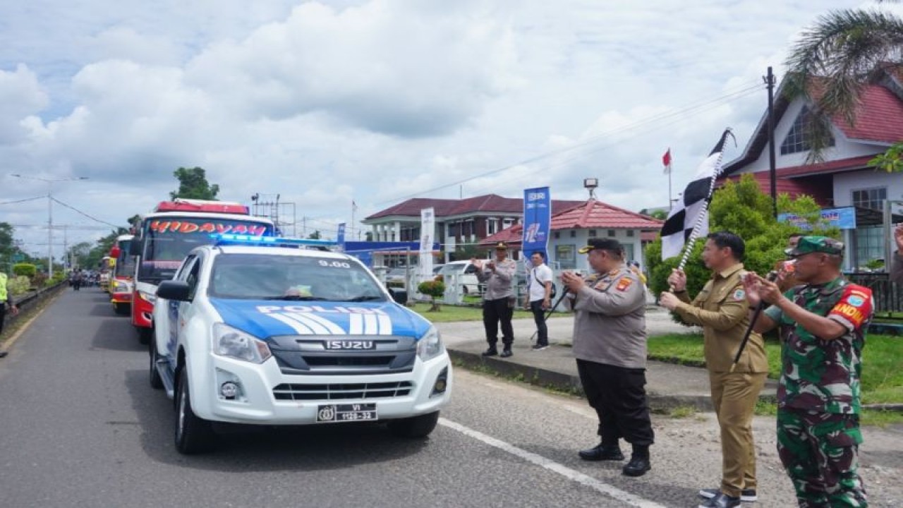 Bupati Kapuas Hulu Fransiskus Diaan bersama Kapolres Kapuas Hulu dan Dandim 1206 Putussibau melepas keberangkatan Ormas TBBR mengikuti temu akbar bersama Presiden Jokowi. Pelepasan keberangkatan dilaksanakan di halaman Polres Kapuas Hulu Kalimantan Barat, Senin (28/11/2022). ANTARA/HO-Humas Polres (Teofilusianto Timotius)