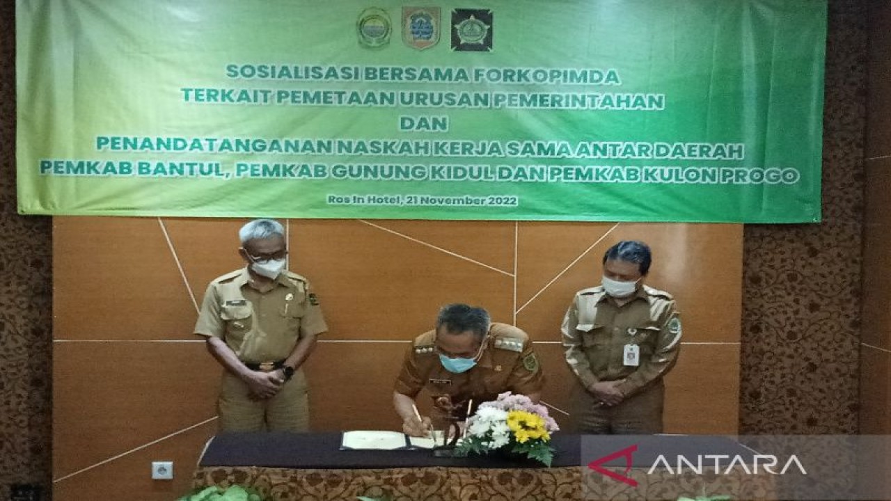 Bupati Bantul Abdul Halim Muslih bersama pejabat Pemkab Kulon Progo dan Gunungkidul menandatangani MoU tentang pengembangan kawasan selatan DIY, di Kabupaten Bantul, Senin (21/11/2022) (ANTARA/Hery Sidik)