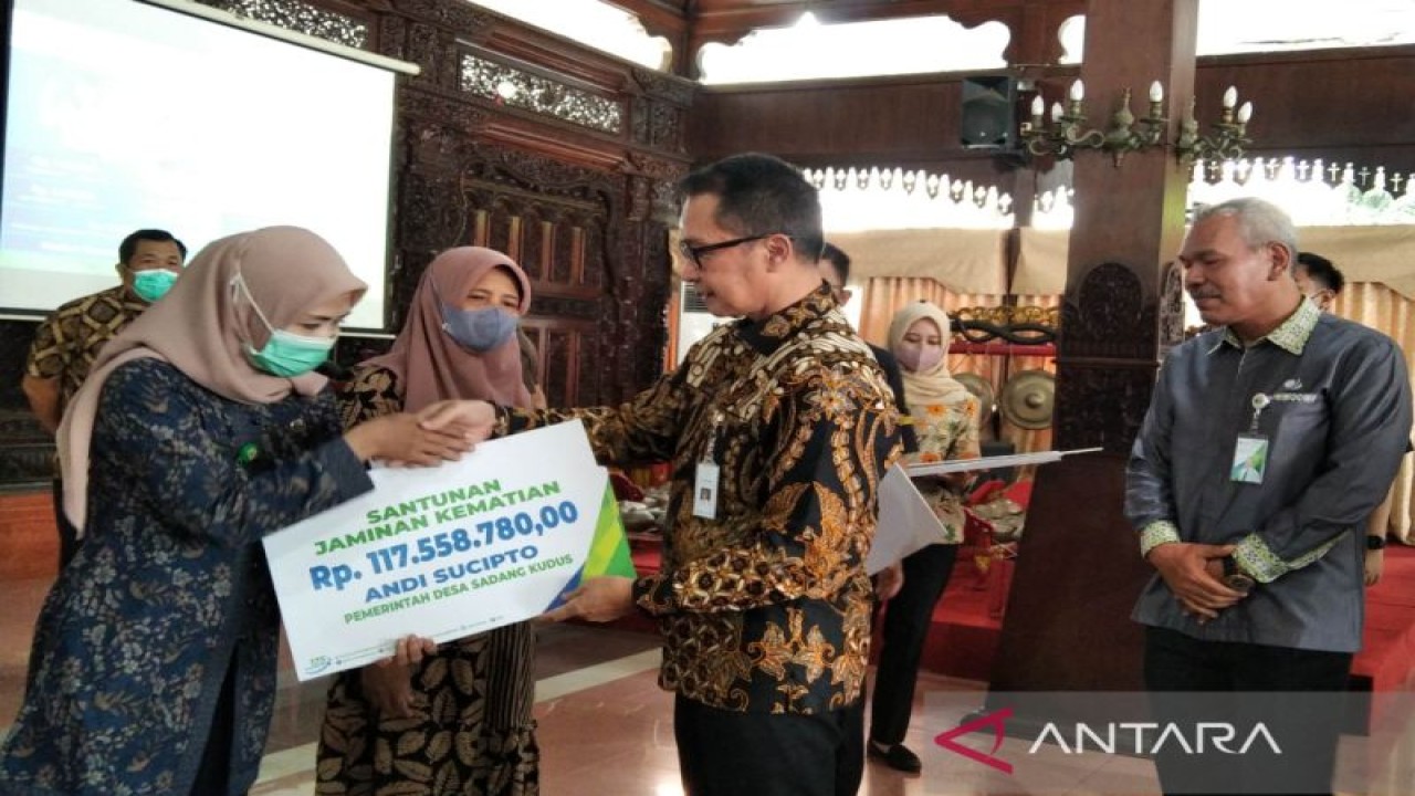 Bupati Kudus Hartopo menyerahkan klaim santunan kematian terhadap ahli waris diampingi Kepala BPJAMSOSTEK Cabang Kudus Muhammad Riadh di Pendopo Kabupaten Kudus, Jawa Tengah, Selasa (22/11/2022). ANTARA/Akhmad Nazaruddin Lathif.