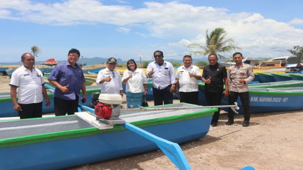 Bupati Kupang Provinsi Nusa Tenggara Timur Korinus Masneno (ketiga dari kiri) saat menyerahkan bantuan sarana penangkapan ikan bagi para nelayan, beberapa waktu lalu. (ANTARA/HO-Prokompim Setda Kabupaten Kupang)