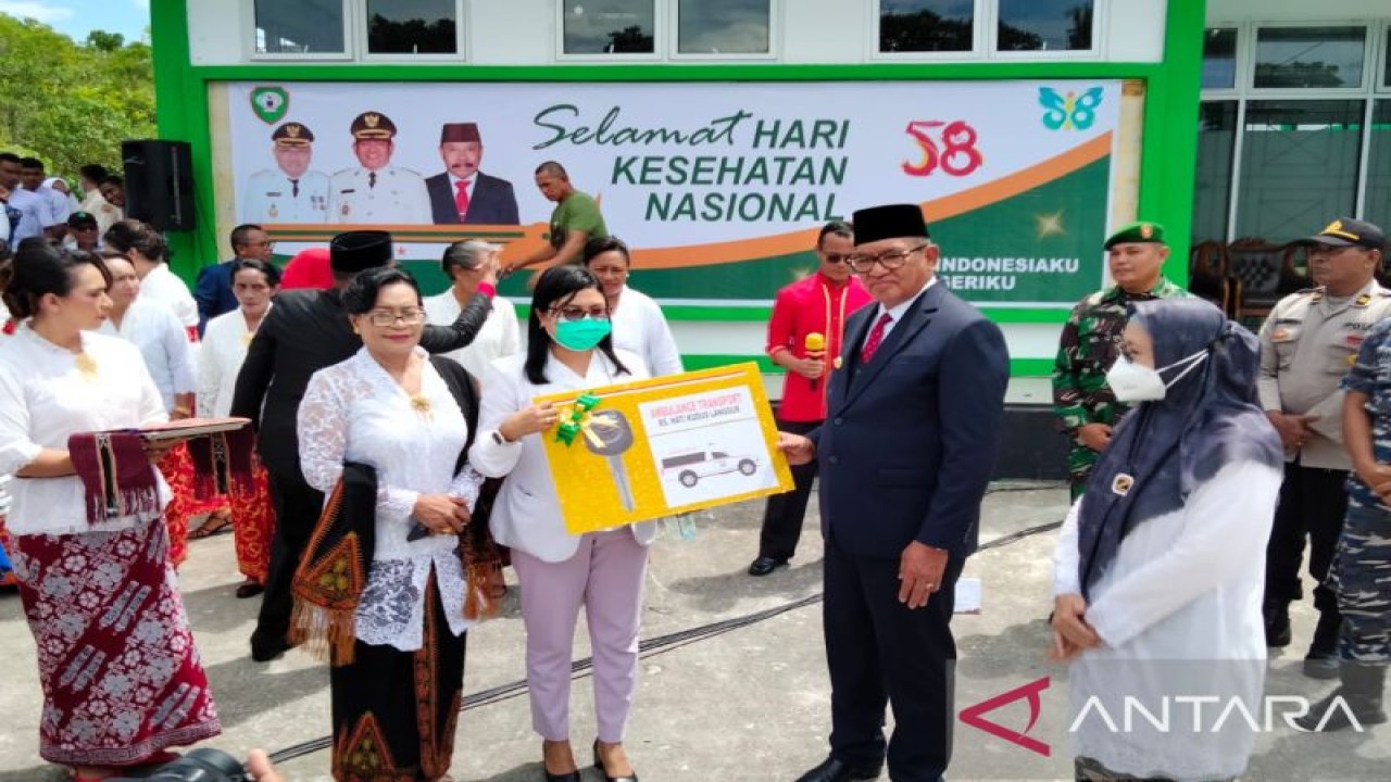 Bupati Maluku Tenggara M Thaher Hanubun serahkan bantuan ambulans dan alat kesehatan secara simbolis. (ANTARA/Siprianus Yanyaan)