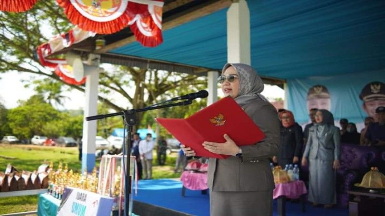 Bupati Mamuju Sutinah Suhardi pada acara kampanye gerakan konsumsi penambah darah dan pekan olahraga siswa untuk mencegah stunting sebagai rangkaian peringatan hari kesehatan Nasional di Mamuju, Ahad (13/11/2022) ANTARA Foto/ M Faisal Hanapi