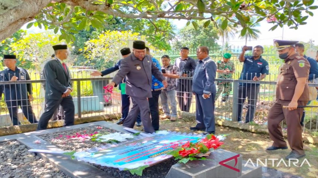 Bupati Manokwari, Hermus Indou saat menaburkan bunga di Tempat Pemakaman Umum (TPU) Islam di Kelurahan Pasir Putih, Distrik Manokwari Timur, Jumat (4/11/2022). (ANTARA/Rachmat Julaini)