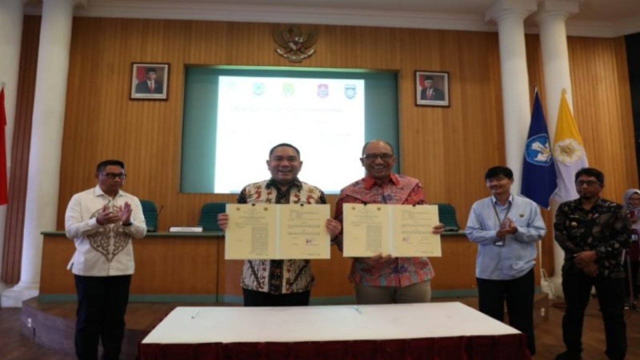 Bupati Pakpak Bharat, Sumut, Franc Bernhard Tumanggor   dan Wakil Rektor UGM Ignatius Susatyo Wijoyo menunjukkan naskah kerja sama antara kedua pihak di Salak, Kamis (24/11/2022). (FOTO ANTARA/HO0Humas Pemkak Pakpak BharatPak)