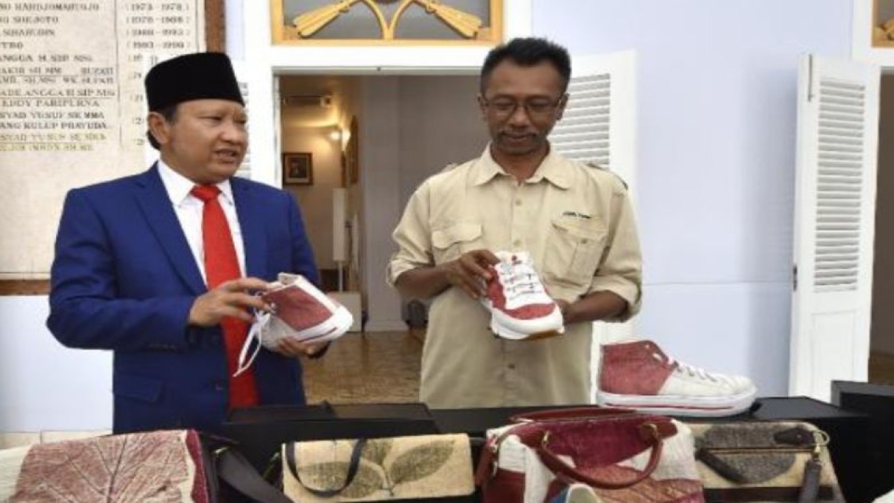 Bupati Pasuruan Irsyad Yusuf (kiri) saat melihat produk sepatu asal kabupaten setempat ANTARA/HO-Pemkab Pasuruan.