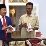Bupati Pasuruan Irsyad Yusuf (kiri) saat melihat produk sepatu asal kabupaten setempat ANTARA/HO-Pemkab Pasuruan.-1668219559