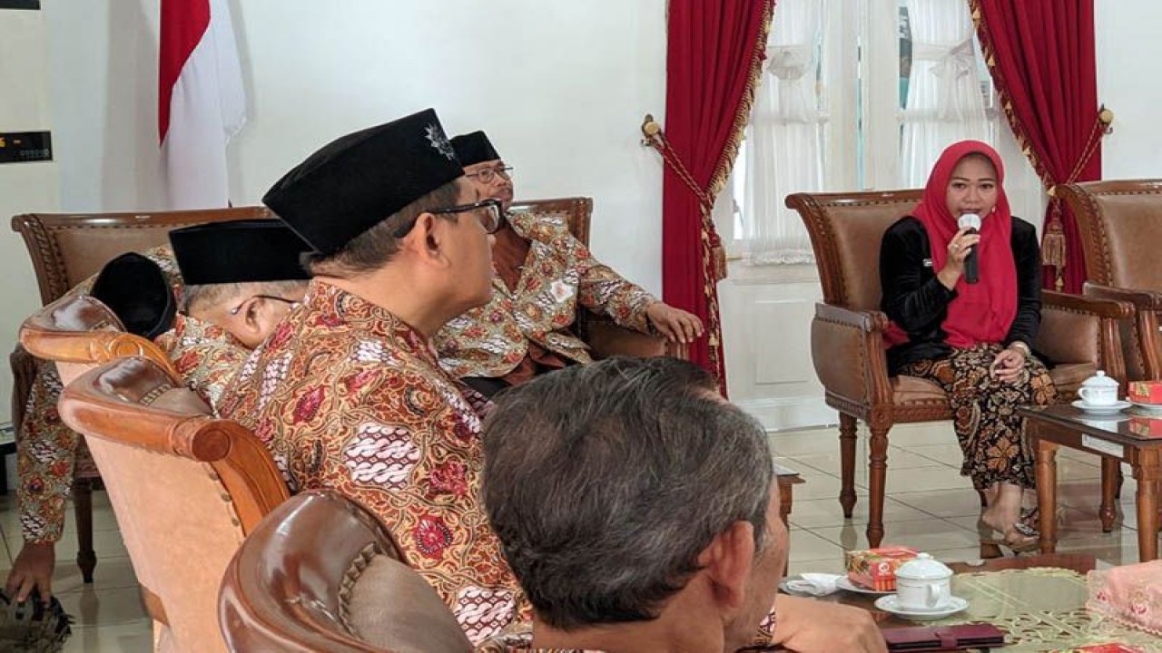 Bupati Purbalingga Dyah Hayuning Pratiwi (kanan) memberikan sambutan di Pringgitan, Rumah Dinas Bupati Purbalingga, Jumat (18-11-2022), dalam acara pelepasan rombongan PD Muhammadiyah dan PD Aisyiyah Purbalingga yang akan mengikuti Muktamar Ke-48 Muhammadiyah di Surakarta. ANTARA/HO-Humpro Setda Purbalingga