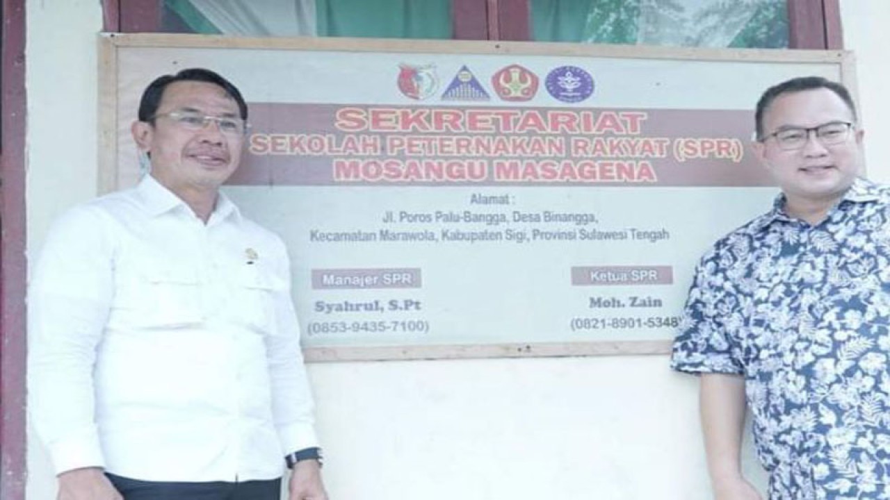 Bupati Sigi Mohamad Irwan (kiri) di Sekretariat SPR Mosangu Masagena di Desa Binangga, Kecamatan Marawola. ANTARA/HO-Prokopim Setda Pemkab Sigi