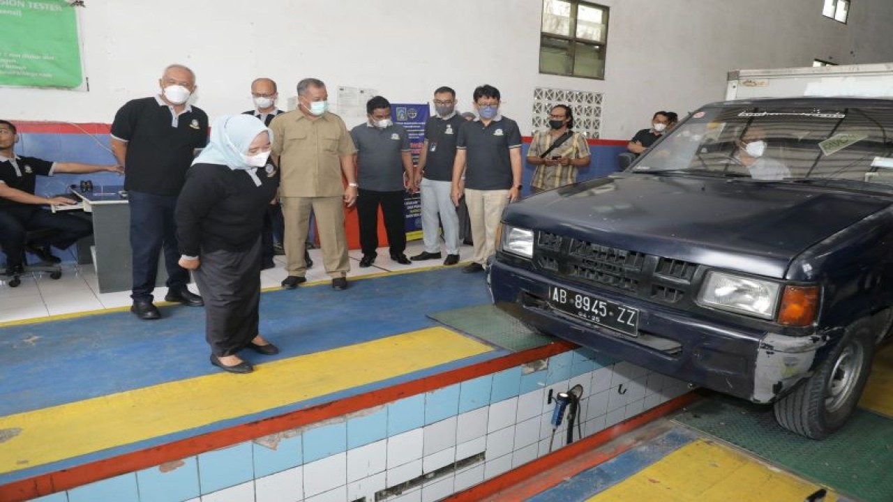 Bupati Sleman Kustini Sri Purnomo meluncurkan sistem uji kendaraan "drive thru" di Dinas Perhubungan Kabupaten Sleman, Senin (21/11/22). ANTARA/HO-Bagian Prokopim Setda Sleman