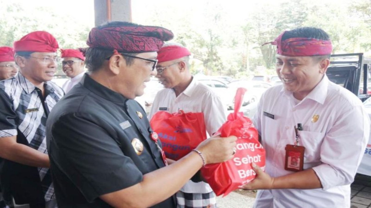 Bupati Tabanan, Komang Gede Sanjaya secara simbolis menyalurkan bantuan CSR (corporate social responsibility) dari PT. Tower bersama group untuk membantu korban bencana alam di wilayahnya. (Antaranews Bali/HO-Pemkab Tabanan/Pande Yudha/2022)