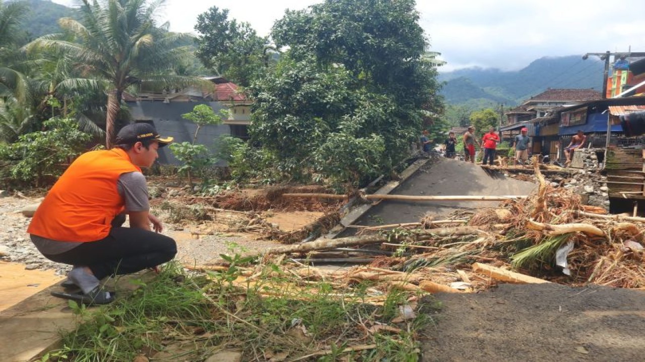 Bupati Trenggalek Mochamad Nur Arifin menatap jembatan desa yang putus diterjang banjir di wilayah Watulimo, Trenggalek, Jumat (4/11/2022). ANTARA/HO-Humas Pemkab Trenggalek