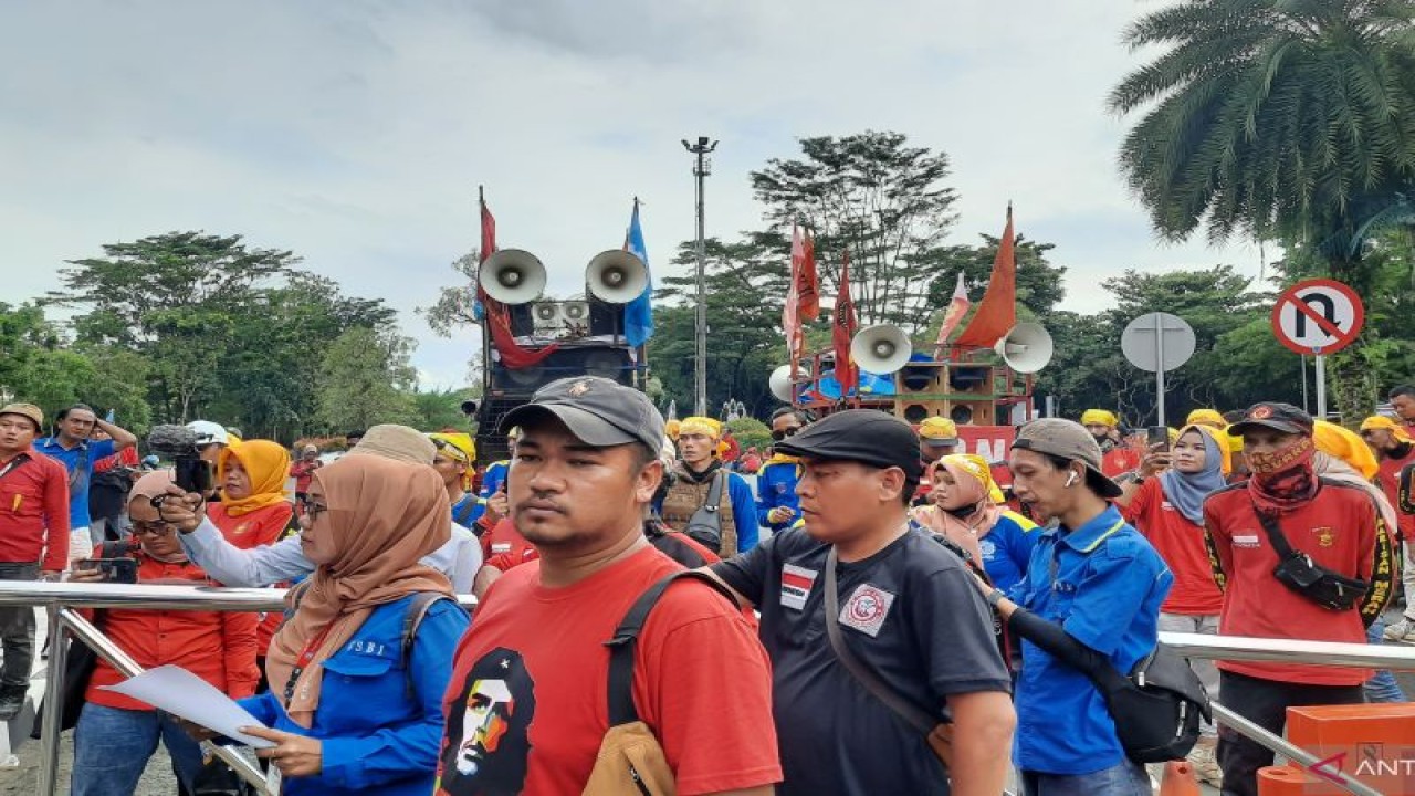 Buruh dari berbagai kelompok pekerja berdemonstrasi di depan Kantor Bupati di kompleks Pusat Pemerintahan Kabupaten Tangerang untuk menuntut kenaikan upah minimum. (ANTARA/Azmi Samsul Maarif)