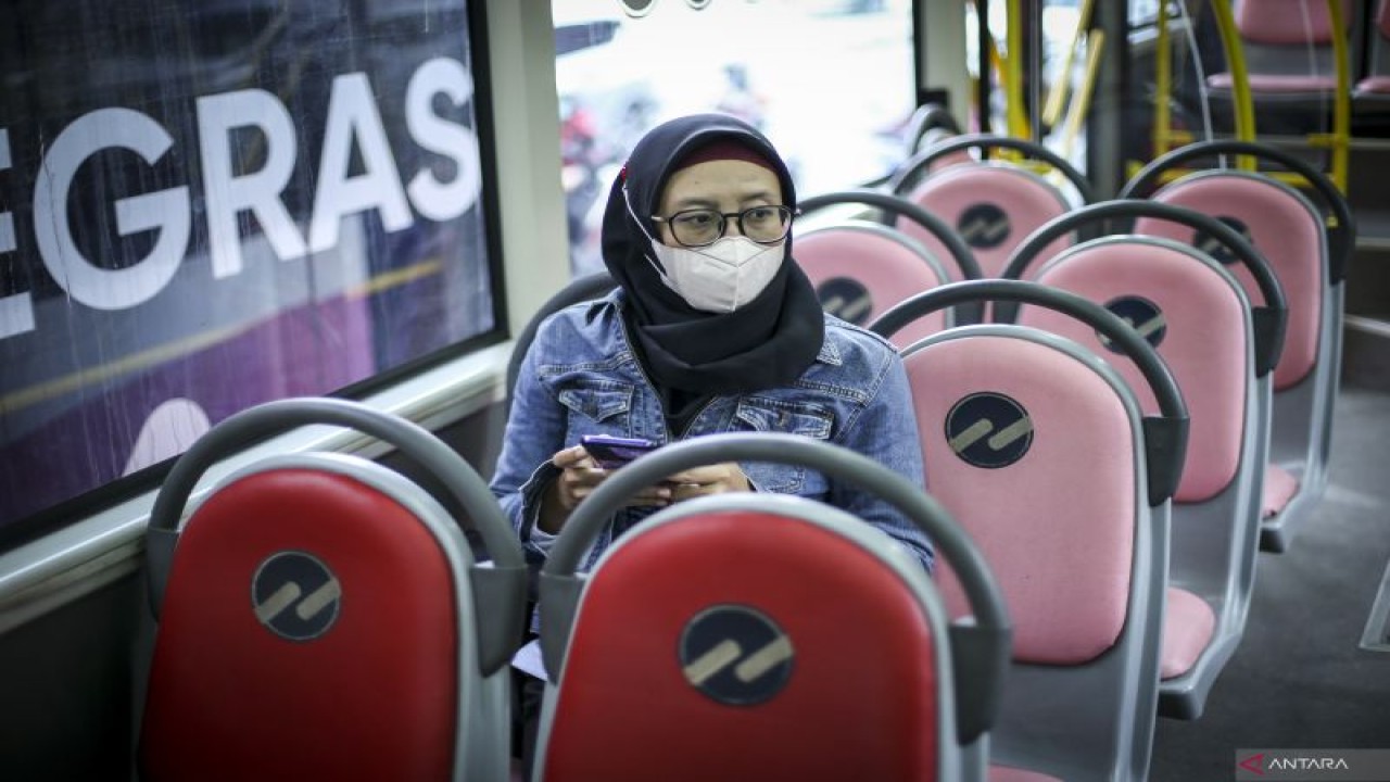 Penumpang duduk di dalam bus Transjakarta khusus wanita . (ANTARA FOTO/Rivan Awal Lingga/foc.)