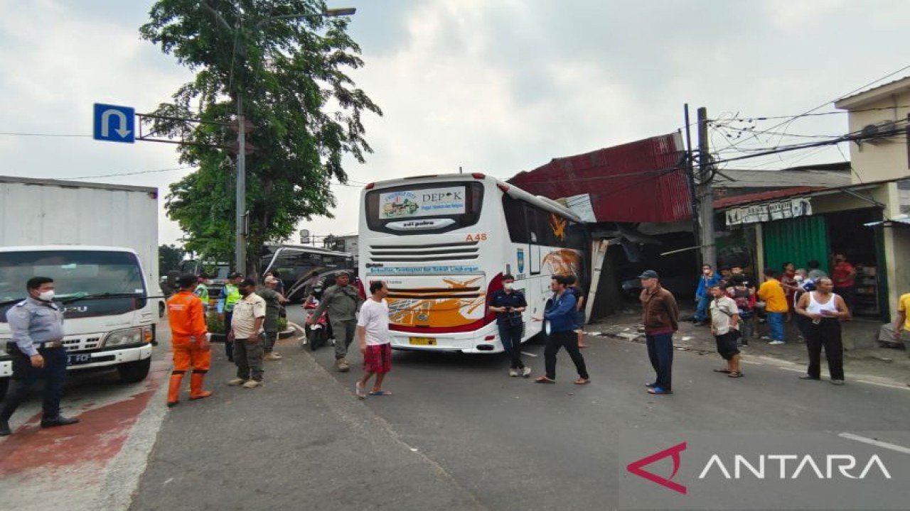 Sebuah bus penumpang menabrak dealer mobil di Jl. I Gusti Ngurah Rai, Jatinegara, Jakarta, Rabu (2/11/2022). ANTARA/HO-Sudinhub Jakarta Timur