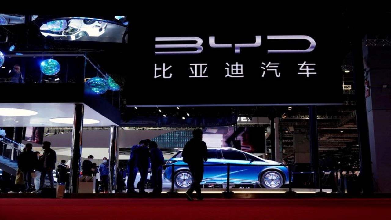 Orang-orang mengunjungi stan BYD selama hari media pada pameran Auto Shanghai di Shanghai, China, 19 April 2021. (Dok/Aly Song/Reuters)