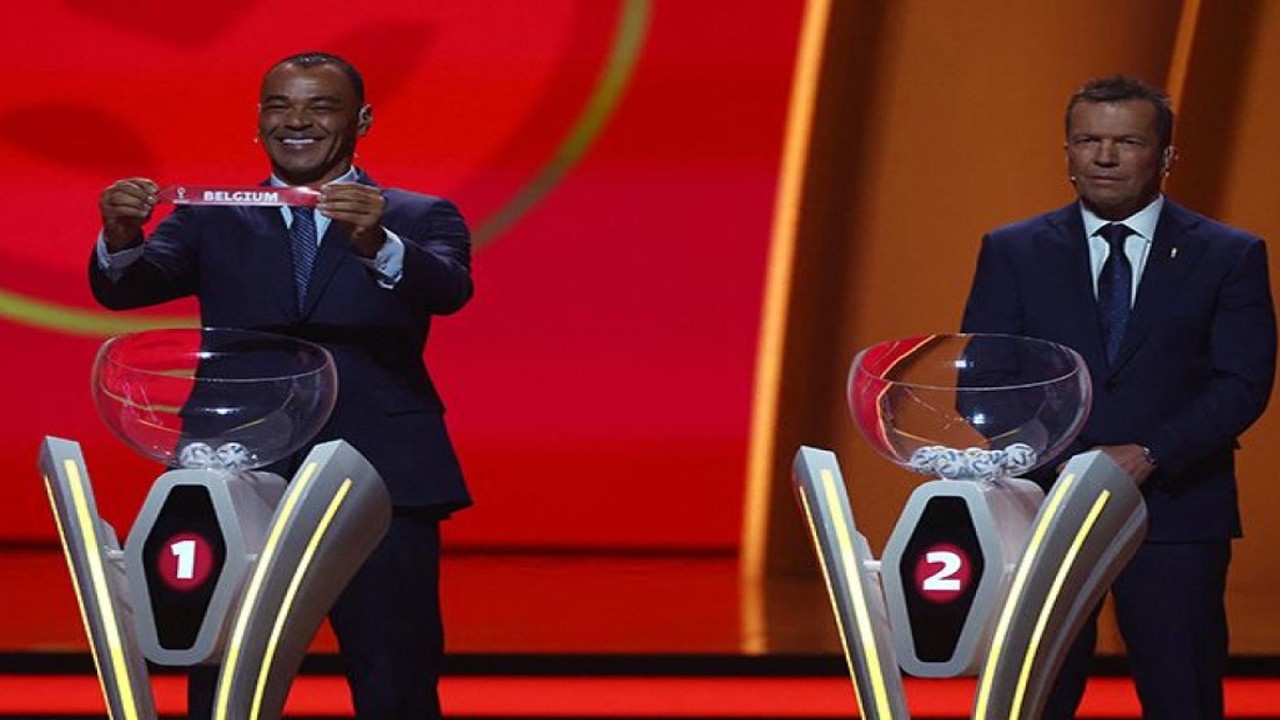 Cafu membentangkan hasil undian untuk Belgia di bawah tatapan Lothar Matthaus dalam acara pengundian grup putaran final Piala Dunia 2022 di Doha Exhibition & Convention Center, Doha, Qatar (1/4/2022). ANTARA/REUTERS/Kai Pfaffenbach/aa.