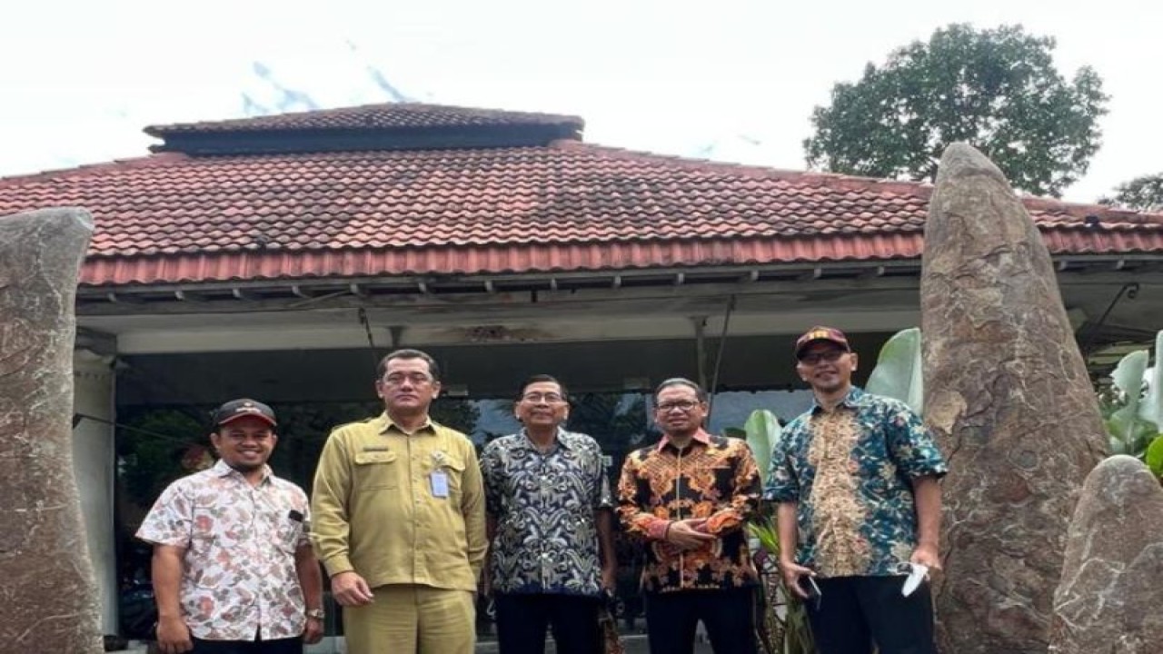 Ketua DPRD Kota Depok TM Yusufsyah Putra (kedua dari kanan) dan pembicara workshop Pengembangan dan Pemanfaatan Cagar Budaya (ANTARA/Foto: istimewa) (ANTARA/Foto: istimewa)