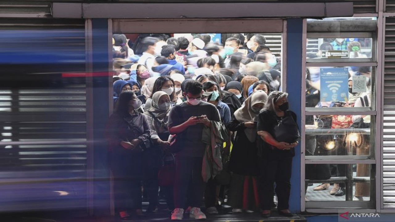 Sejumlah calon penumpang menunggu bus Transjakarta di Halte Harmoni TransJakarta, Senin (10/10/2022). (ANTARA FOTO/M Risyal Hidayat/rwa.)