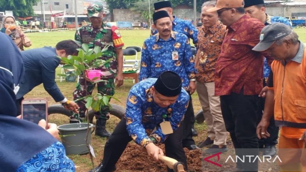 Camat Kembangan, Joko Sumarno saat menanam pohon di RPTRA kawasan Kembangan, Jakarta Barat, Kamis (10/11/2022). ANTARA/Ho-Pemkot Jakarta Barat