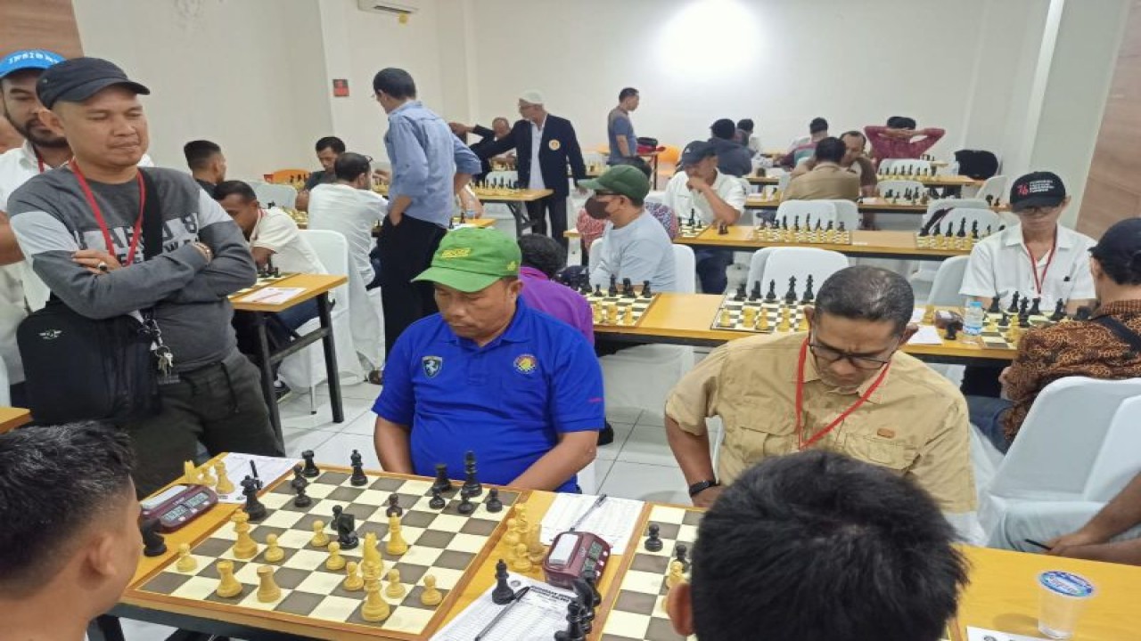 Peserta yang mengikuti kejuaraan provinsi catur Maluku tahun 2022, di Ambon, Senin. (ANTARA/Winda Herman)