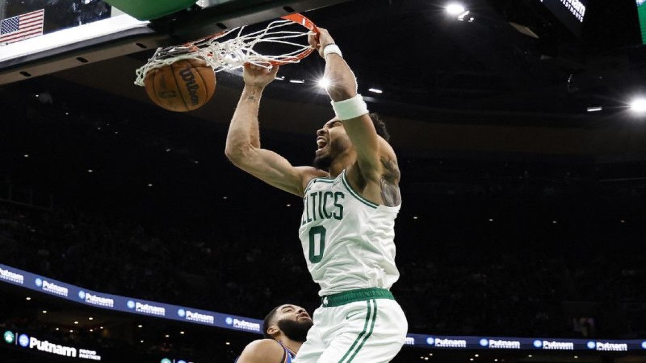 Pemain Boston Celtics Jayson Tatum melepaskan dunks saat melawan Oklahoma City Thunder di TD Garden, Boston, Massachusetts, pada 14 November 2022. (Getty Images via AFP/WINSLOW TOWNSON)