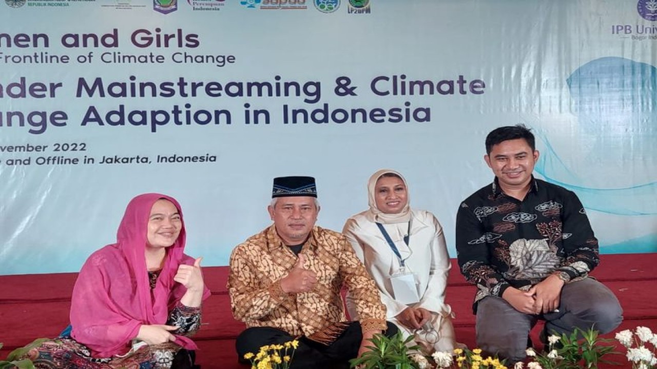 CEO Yayasan Relief Islami Indonesia (YRII) Nanang S Dirja (kedua kiri) dalam seminar "Perempuan dan Anak-Anak di Garis Depan Perubahan Iklim" YRII di Jakarta, Kamis (24/11/2022) (ANTARA/HO-YRII)