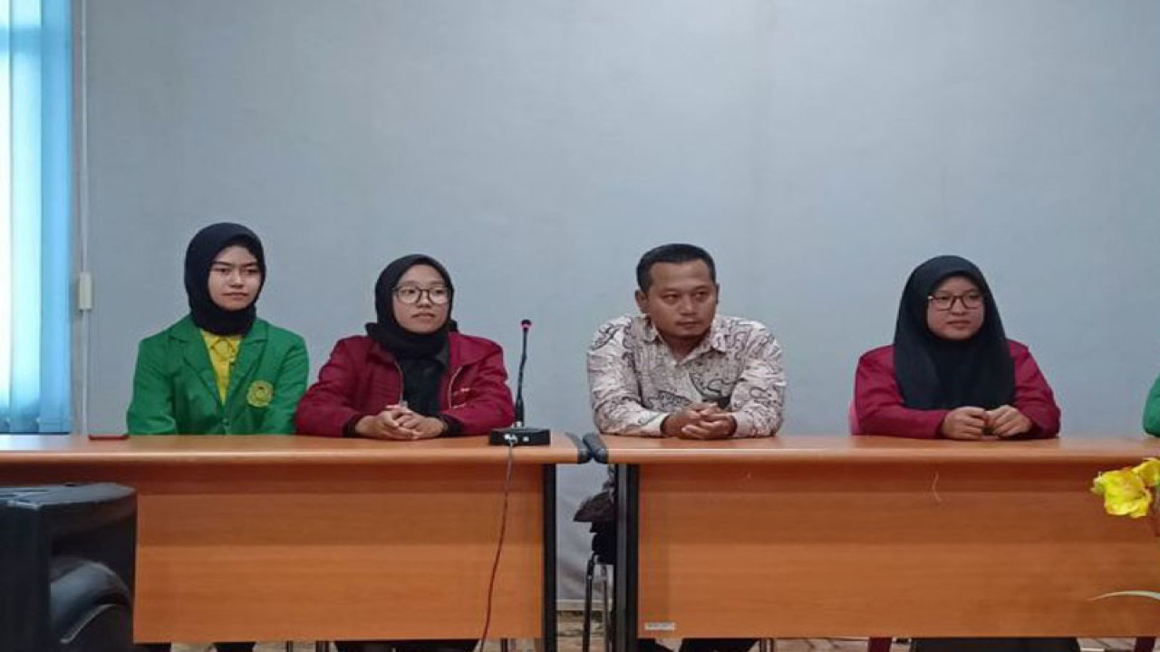 Mahasiswa penerima KIP Kuliah di Universitas Muhammadiyah Bengkulu saat berbagi kisah mereka, ditemani oleh Kepala Subbagian Kemahasiswaan Rasman (paling tengah) pada Selasa (29/11/2022) (ANTARA/Suci Nurhaliza)