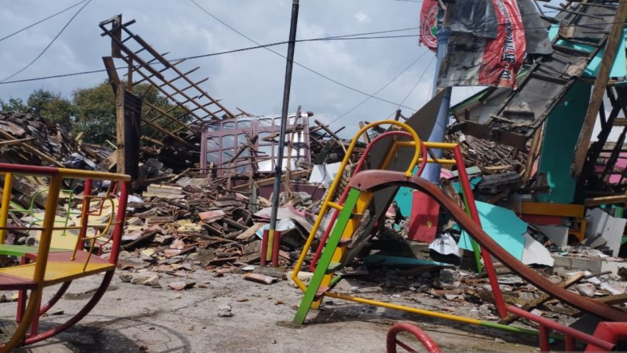 Kondisi TK PGRI Cugenang yang rusak akibat gempa yang terjadi pada Senin lalu (21/11) di Cianjur, Jawa Barat, Rabu (23/11/2022). (ANTARA/Rizka Khaerunnisa)