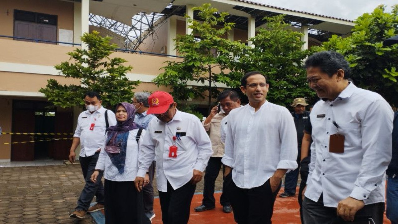 Menteri Pendidikan, Kebudayaan, Riset dan Teknologi (Mendikbudristek) Nadiem Anwar Makarim saat meninjau TK PGRI Cugenang dan SDN Cugenang, Cianjur, Jawa Barat, Rabu (23/11/2022). ANTARA/Rizka Khaerunnisa