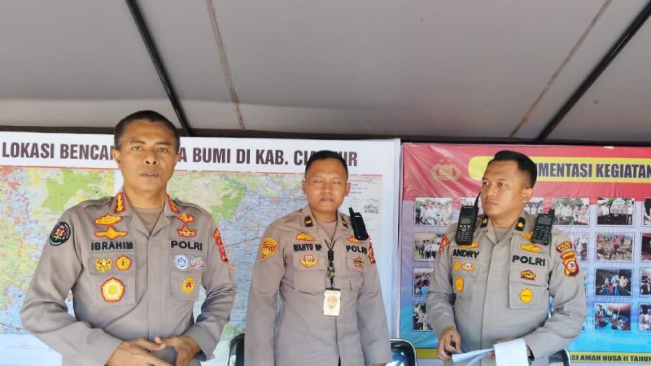 Kabid Humas Polda Jabar Kombes Pol Ibrahim Tompo (kiri) saat menyampaikan keterangan kepada wartawan di Mapolres Cianjur, Jawa Barat, Selasa (29/11/2022). (ANTARA/Ahmad Muzdaffar Fauzan).