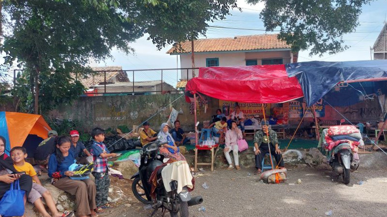 Warga yang mengungsi akibat gempa bumi di Lapangan Voli Kel Pamoyanan Kecamatan Cianjur Kota, Kabupaten Cianjur, Jawa Barat, Selasa (29/11/2022). (ANTARA/Ajat Sudrajat)