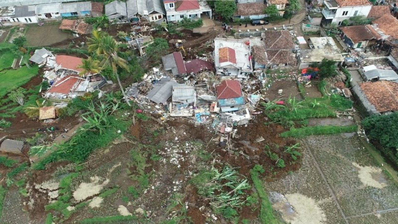 Foto udara pada lokasi gerakan tanah yang dipicu gempa bumi di Kampung Cisarua, Desa Sarampad, Kecamatan Cugenang, Cianjur, Jawa Barat. (ANTARA/HO-Badan Geologi)