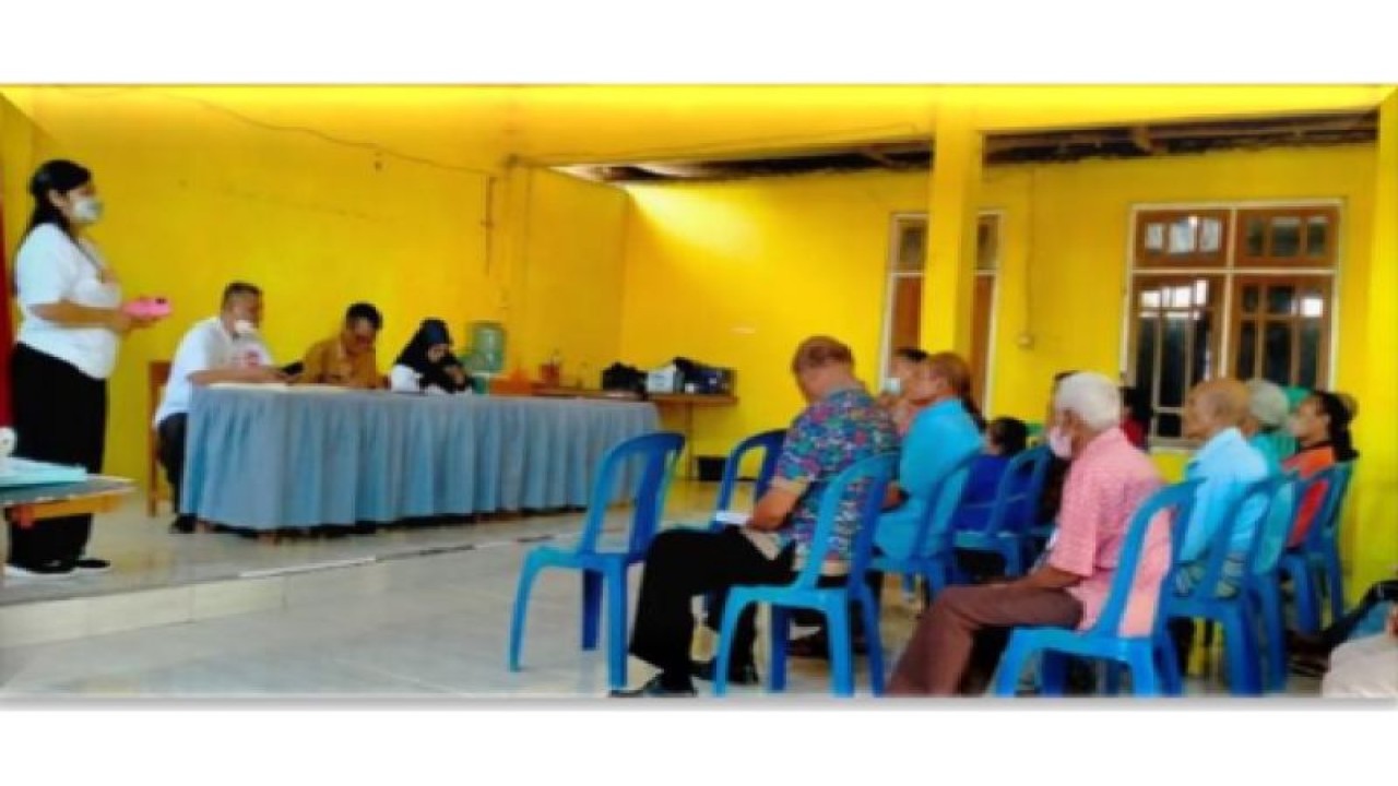 Maria Noning, salah seorang Agent of Change (AoC) di Kupang, tengah mengedukasi sejumlah lansia terkait vaksinasi COVID-19 kepada para lansia anggota koperasi Nekaf. (ANTARA/HO)