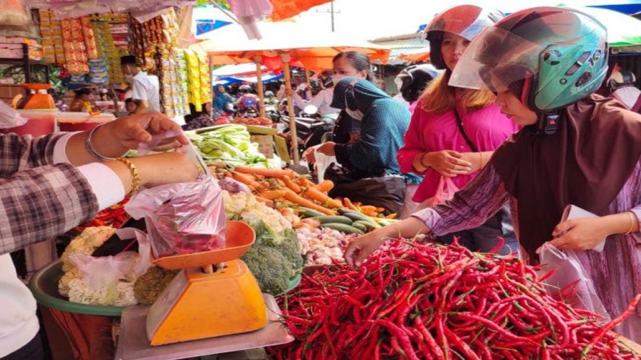 Dalam waktu dekat Pemerintah Provinsi Bengkulu menggelar operasi pasar murah untuk menekan laju inflasi. ANTARA/Anggi Mayasari