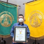 Dekan FKUI,Prof. Dr. dr.Ari Fahrial Syam dengan piagam perhargaan dari MURI (ANTARA/Foto: Humas UI)-1668056216