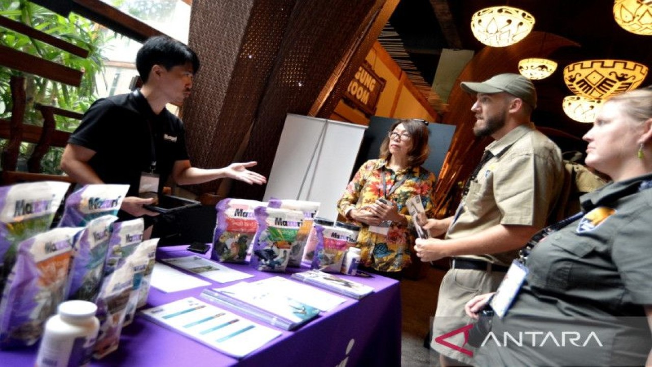 Delegasi mengunjungi gerai pameran saat kegiatan Konferensi ke-30 Asosiasi Kebun Binatang Asia Tenggara (SEAZA) di Gianyar, Provinsi Bali, Senin (21/11/2022). FOTO ANTARA/Naufal Fikri Yusuf