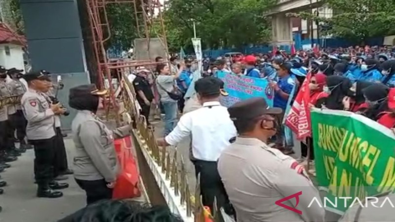 Demo buruh menolak rekomendasi kenaikan UMP tahun 2023 di kantor Gubernur Sumsel, Palembang, Senin (21/11/2022) (FOTO ANTARA/M Riezko Bima Elko P/22)