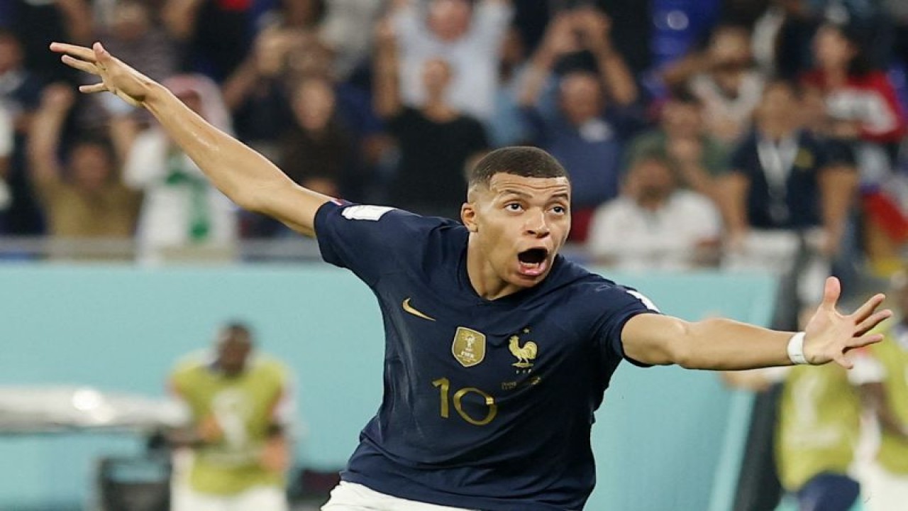 Striker Prancis Kylian Mbappe merayakan gol keduanya dalam pertandingan Grup D Piala Dunia 2022 antara Prancis dan Denmark di Stadion974 di Doha, Qatar, 26 November 2022. (REUTERS/KIM HONG-JI)