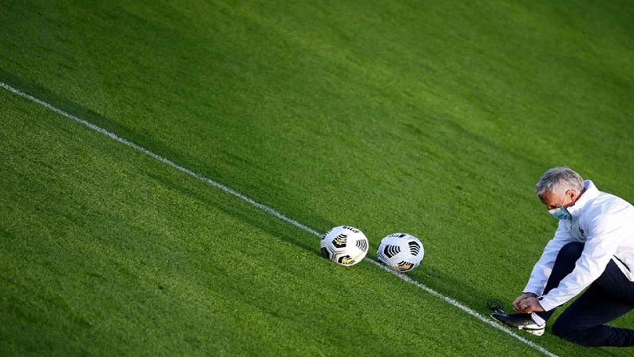 Arsip - Pelatih kepala tim nasional Prancis Didier Deschamps mengikat tali sepatunya saat memimpin sesi latihan di Clairefontaine-en-Yvelines, dekat Paris, Prancis, Selasa (22/3/2021), sehari jelang laga kualifikasi Piala Dunia 2022 zona Eropa melawan Ukraina. (ANTARA/AFP/Franck Fife)