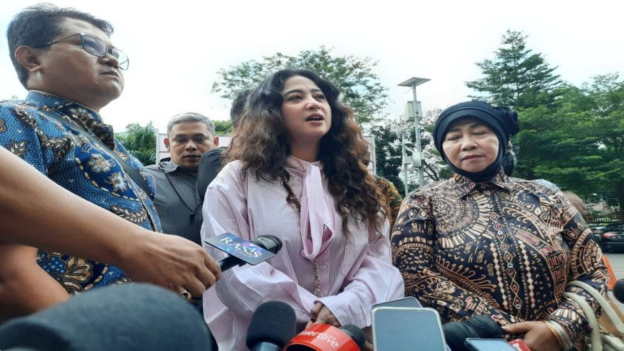 Selebriti Dewi Perssik saat tiba di Polres Metro Jakarta Selatan bersama sang ibunda dan kuasa hukum di Jakarta, Selasa (29/11/2022). (ANTARA/Yoanita HD)