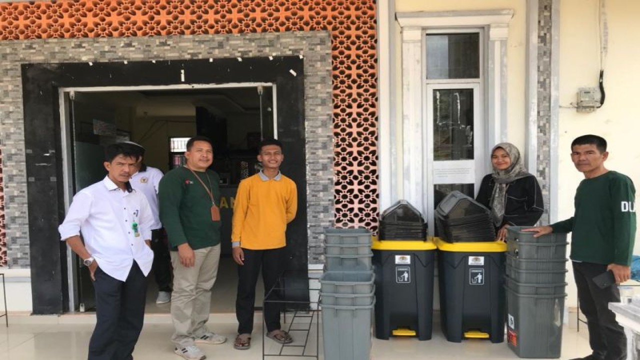 DLH Dharmasraya menyerahkan tempat sampah untuk penanganan sampah di lokasi MTQ Nasional tingkat Kabupaten Dharmasraya, Kamis (17/11/2022). (ANTARA/HO-DLH Dharmasraya)