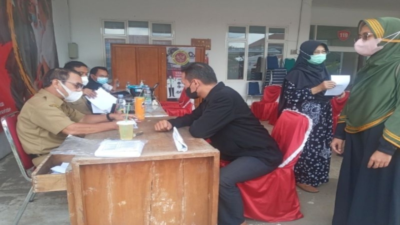 Dinas Kesehatan Kabupaten Batang sedang melayani pemberian vaksinasi penguat (booster) pada masyarakat. (ANTARA/HO-Humas Kota Pekalongan)