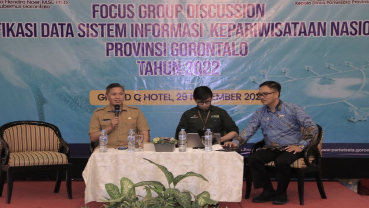 Kepala Dispar Provinsi Gorotalo Rifli Katili (kiri) dalam FGD verifikasi data sisparnas di Kota Gorontalo, Selasa. (ANTARA/HO-dispar)