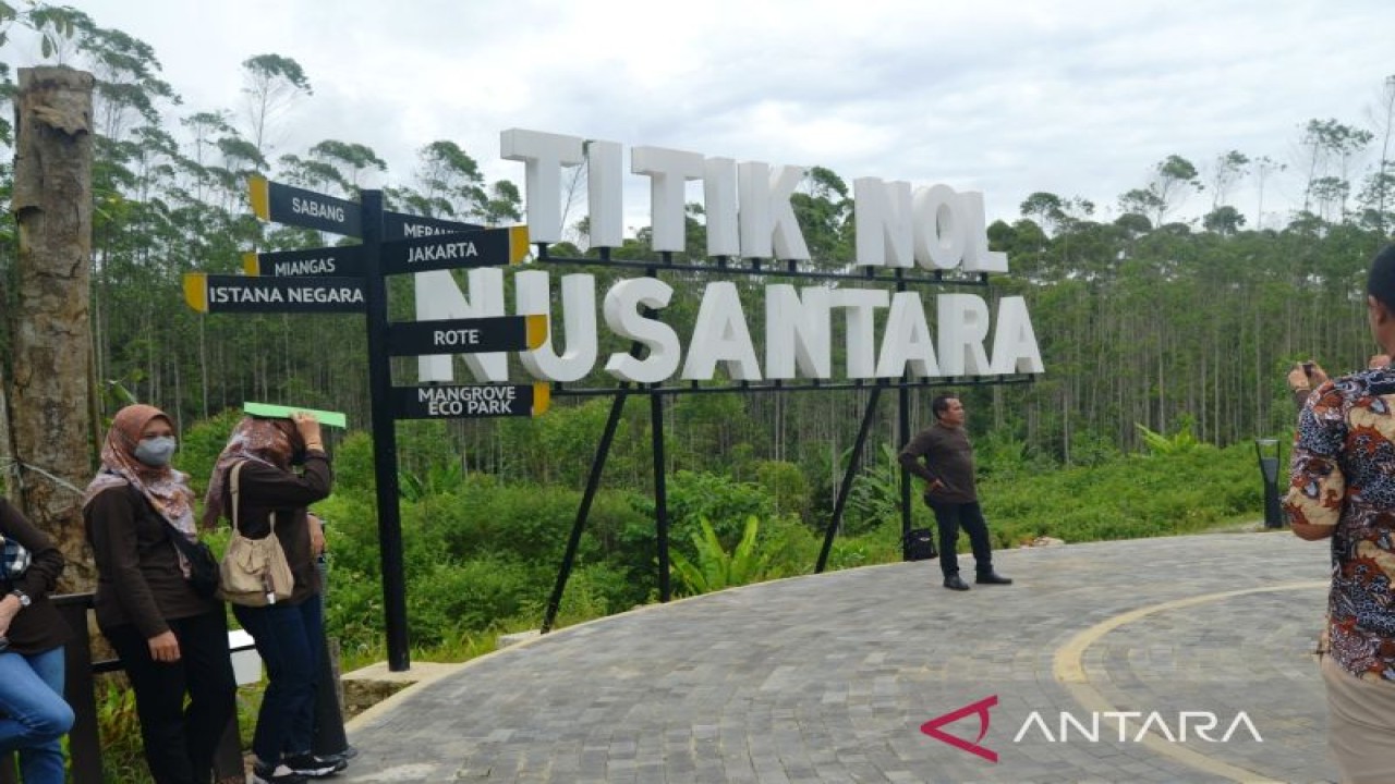 Sejumlah pengunjung sedang menunggu giliran untuk foto dengan latar belakang Titik Nol Nusantara yang saat ini masih masuk wilayah Kecamatan Sepaku, Kabupaten PPU, Kaltim, Kamis (2/6/2022) (ANTARA/ M Ghofar)