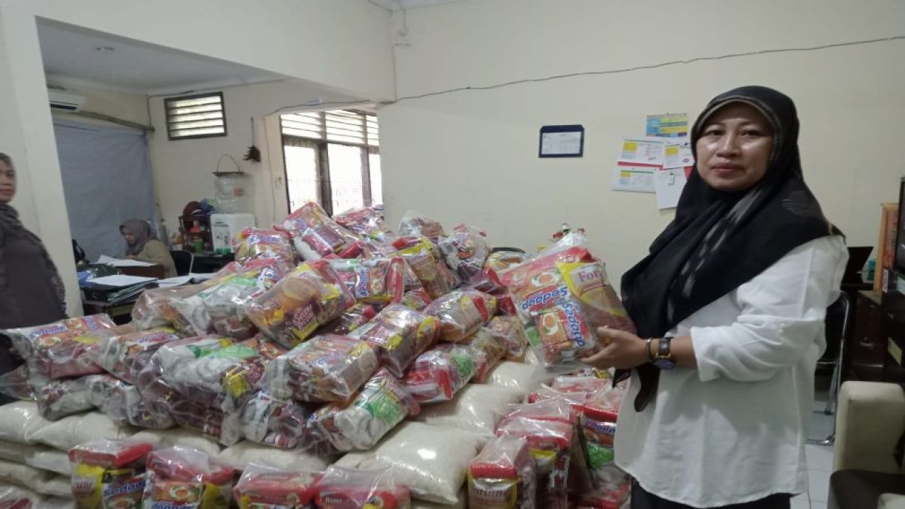 Pejabat Fungsional Layanan Penyandang Disabilitas Dinas Sosial Kota Mataram Zulfa Nur Azizah menyiapkan paket bantuan sembako untuk 400 penyandang disabilitas di Kota Mataram, Provinsi Nusa Tenggara Barat. Rabu (30/11-2022). (Foto: ANTARA/Nirkomala)